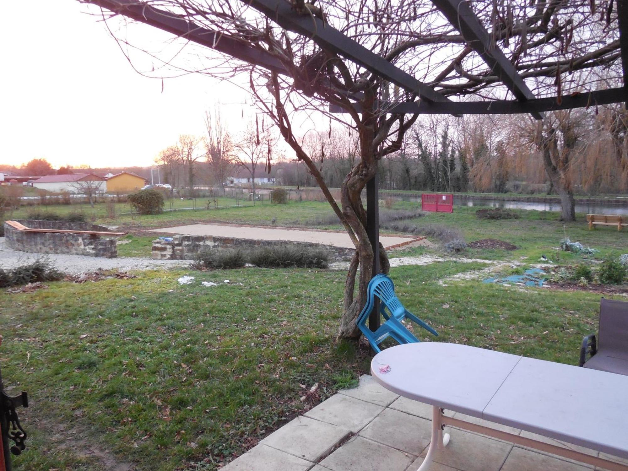 Calme Au Canal De Centre Dennevy Bagian luar foto